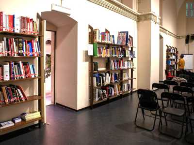 ...� stata allestita una raccolta di libri liberamente consultabile con tanto di servizio prestito